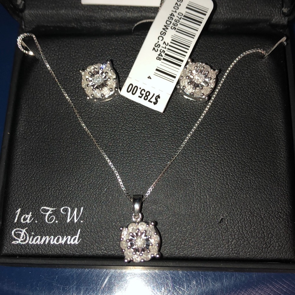 1 ct. T W Diamond neckless and earring set